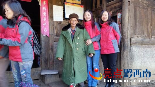 愛心隊(duì)員和80歲的朱開德老人合影.jpg