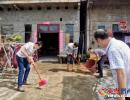 七夕 普安縣檢察院干警為幫扶村清潔衛(wèi)生營造整潔生活環(huán)境